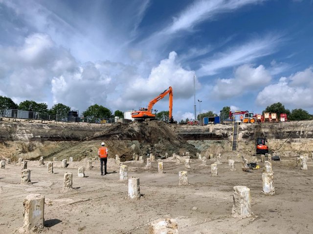 Teamlid in ontgraven bouwput voor rotoflow (beluchtingsbassin)