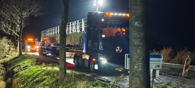 De nieuwe ruimerbrug komt aan bij de rwzi