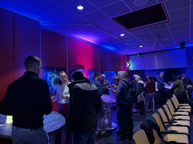 Na de introductie gaan bezoekers in gesprek met medewerkers van het waterschap