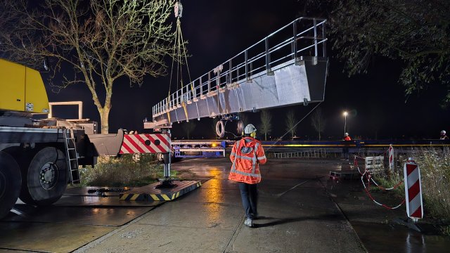 Aankomst van ruimerbrug op rwzi Gaarkeuken