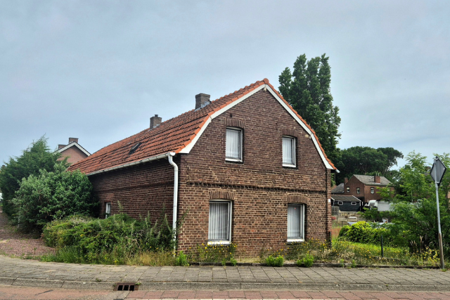 De bestaande boerderij op de hoek van de Huysbongerdweg en de Rozendaalseheide in Montfort.