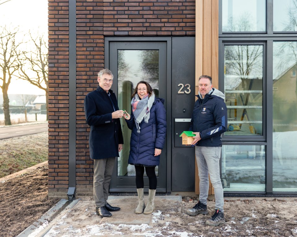 op foto v.l.n.r. wethouder de heer I. van Ekeren, mevrouw Berkhof en uitvoerder Erik Verhaaf