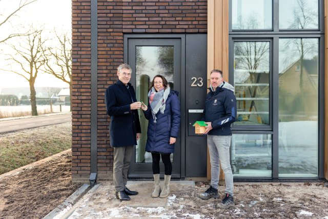 op foto v.l.n.r. wethouder de heer I. van Ekeren, mevrouw Berkhof en uitvoerder Erik Verhaaf