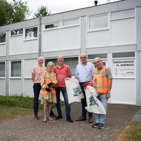 groepsfoto Vrienden van Heerlen Schoon bij parochiehuis