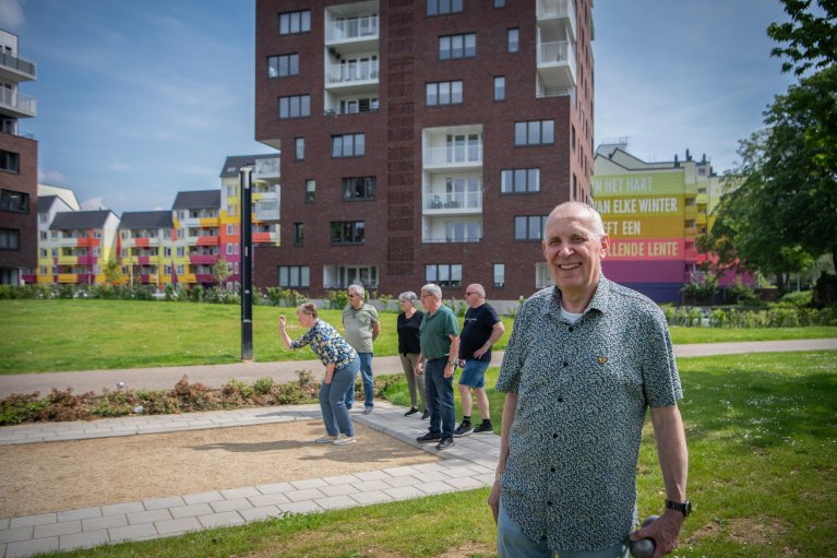 René en zijn mede buurgenoten op de jeu-de-boules baan