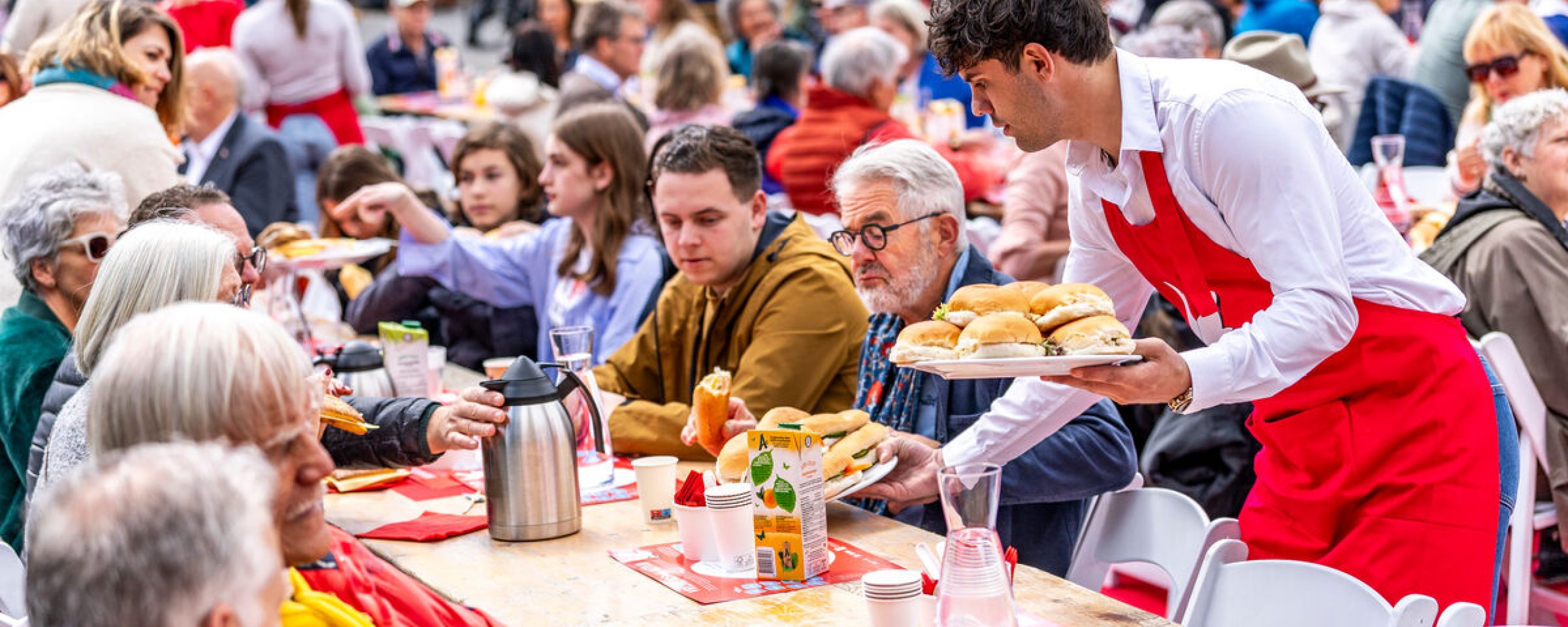 vrijheidsmaaltijd samen aan tafel