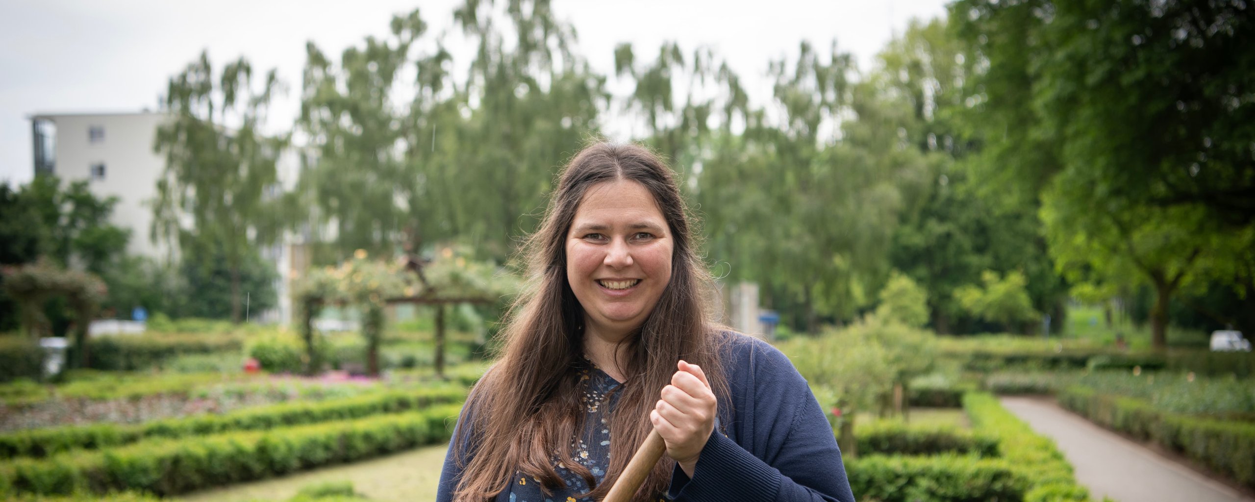 Angelique aan het werk in het Rosarium