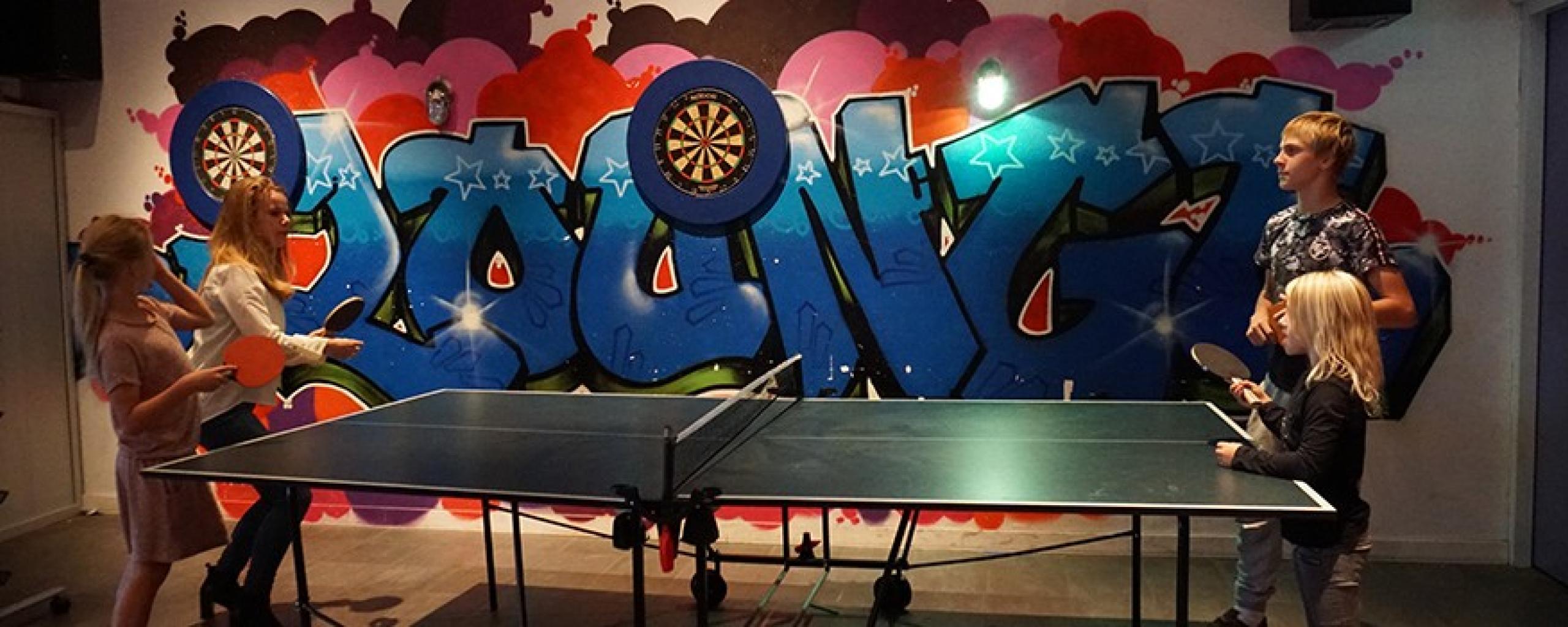 The Lounge graffitimuur en tafeltennistafel