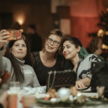 Vrouwen maken selfie tijdens kerstdiner.