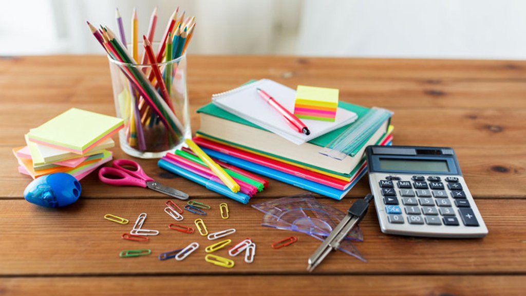 Schoolspullen op tafel