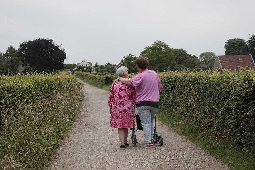 Mensen wandelen op een pad