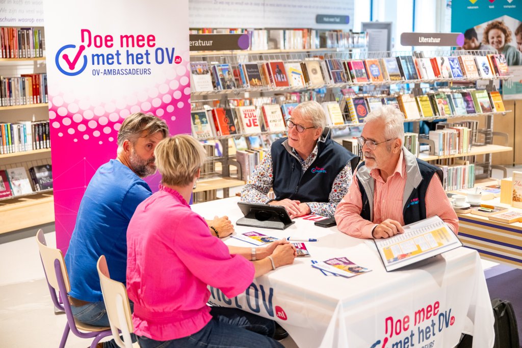 Mensen aan tafel in bibliotheek
