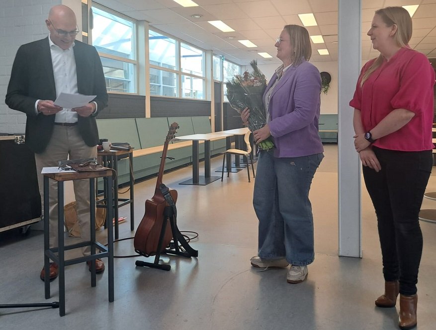 Wethouder reikt de prijs uit