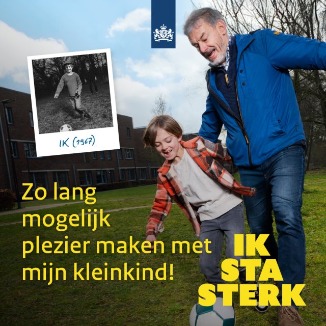 Man met kind op het voetbalveld.