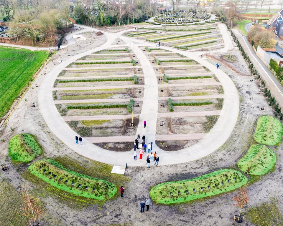 De uitbreiding van begraafplaats Lambalgen. 