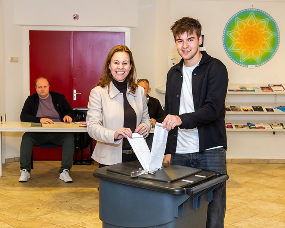 Burgemeester Teunissen bij de landelijke verkiezing in 2025. 
