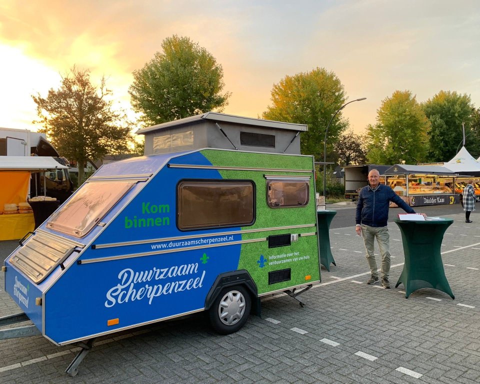 foto van energiecoach Teun van Roekel bij zijn Energiecaravan.