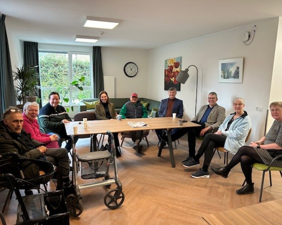 Burgemeester Teunissen en wethouder Vlastuin tussen de bewoners van huis Ter Wheme