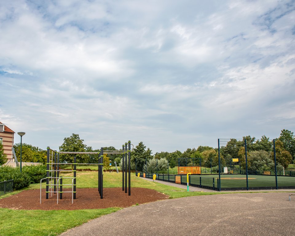 foto van calisthenics-toestel en Cruyff Court
