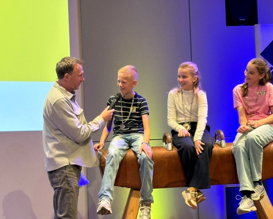 Kinderburgemeester Daan van Essen met Jochem van Gelder bij de stimuleringsprijs Gelders Sportklimaat 