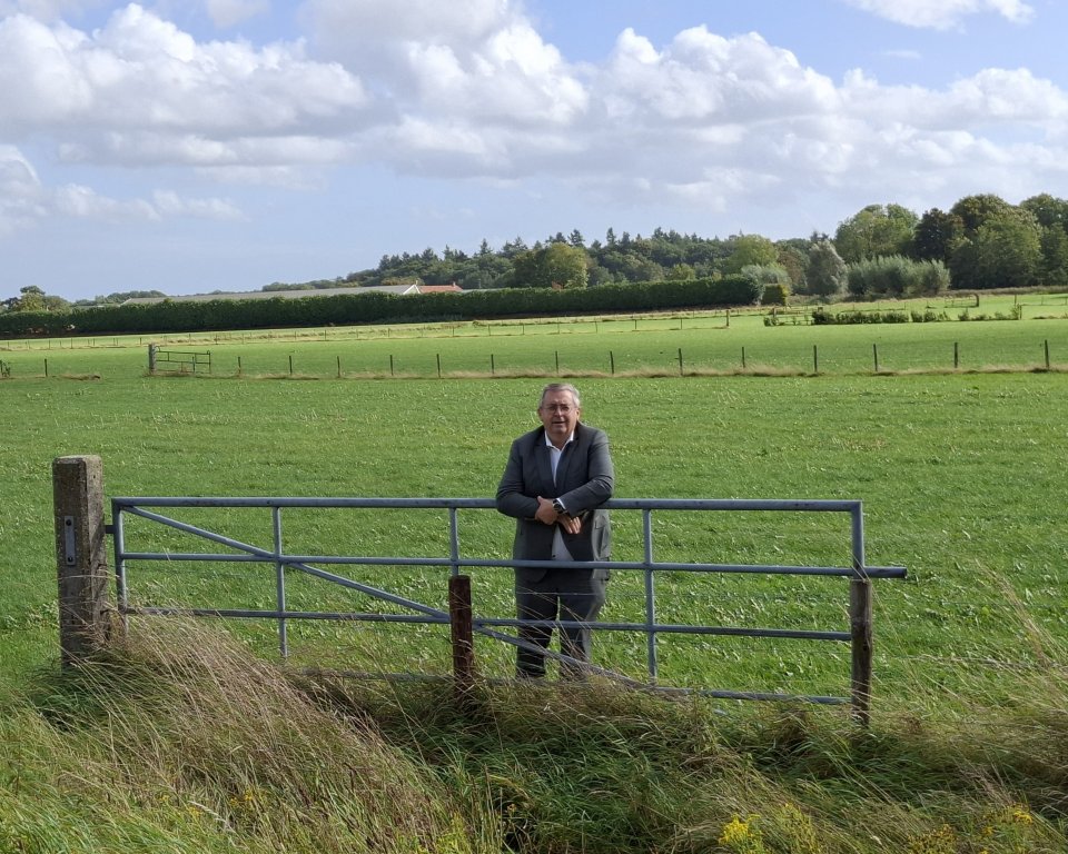foto van wethouder Van Deelen op het plangebied bedrijventerrein Stationsweg 