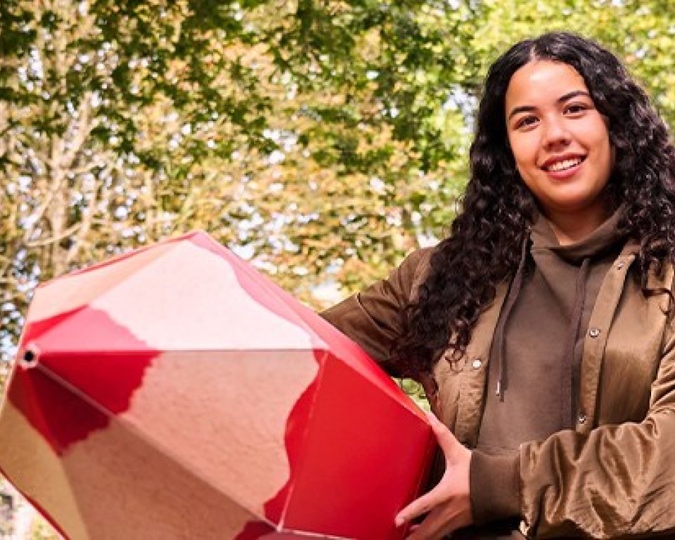 meisje met rood potlood om te stemmen voor de gemeenteraadsverkiezingen op 18 maart