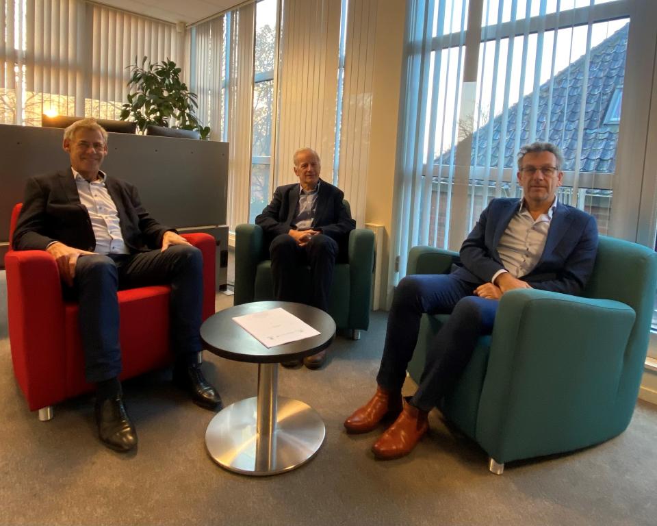 Wethouder Izaäk van Ekeren ondertekende de prestatieafspraken samen met Wim Kok van de Huurdersbond Ede en Marco de Wilde, directeur-bestuurder van Woonstede