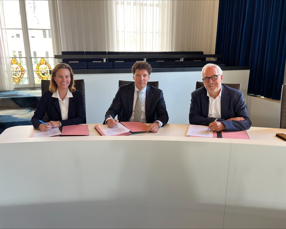 Burgemeesters Marieke Teunissen-Willemsen (Scherpenzeel), Jacco van der Tak (Barneveld), Gerard Renkema (Nijkerk)