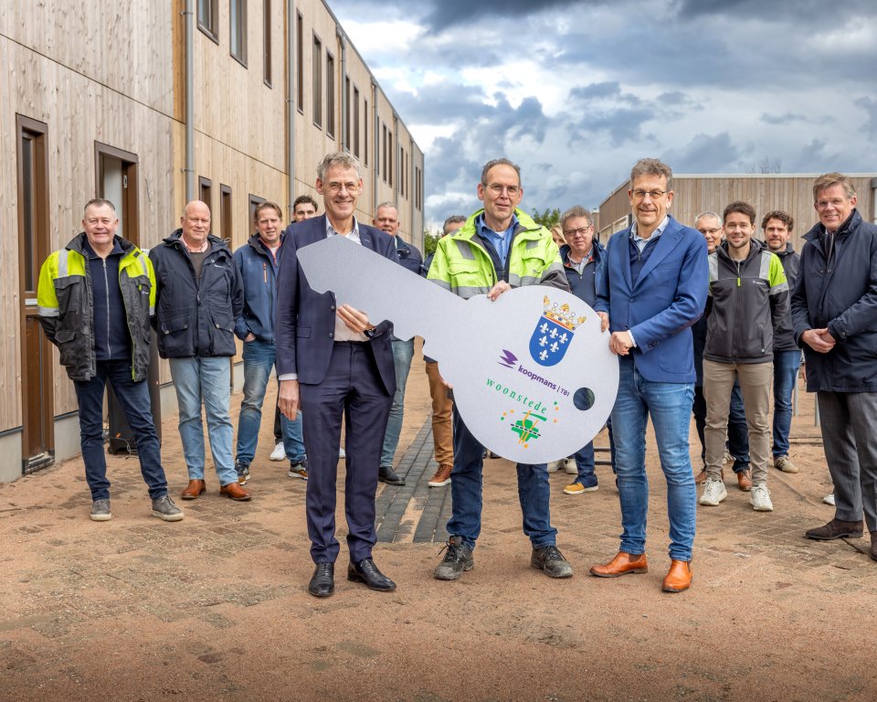 Wethouder Izaäk van Ekeren (gemeente Scherpenzeel), Hans Hoogenraad (projectleider Koopmans) en Marco de Wilde (directeur-bestuurder Woonstede).  