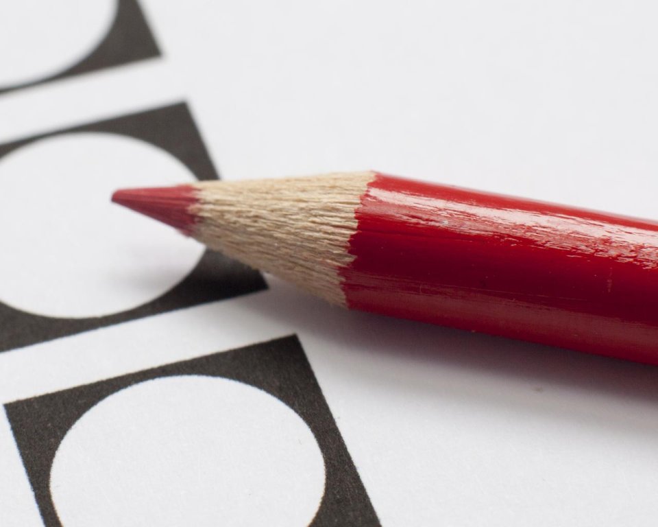 Rood potlood op stembiljet