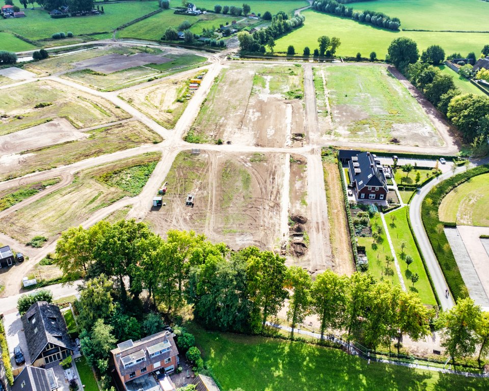 De vrije kavels liggen op het bouwvlak rechtsboven