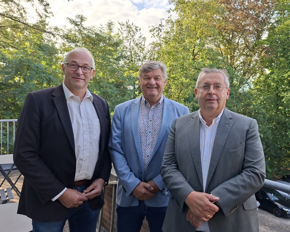 foto van de wethouders Evert van de Glind, Henk Vlastuin en Gerard van Deelen