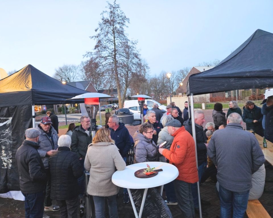 Buurtbewoners op de gezellige bijeenkomst.