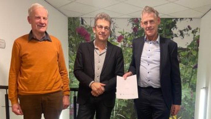 Op de foto vlnr: Wim Kok (Huurdersbond), Marco de Wilde (directeur-bestuurder Woonstede) en wethouder Izaäk van Ekeren.