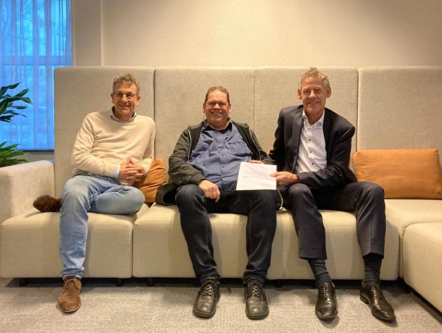 Marco de Wilde (directeur-bestuurder Woonstede), Dik Pol (Huurdersbond) en wethouder Izaäk van Ekeren