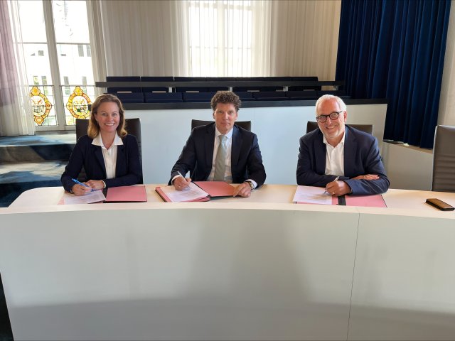 Burgemeesters Marieke Teunissen-Willemsen (Scherpenzeel), Jacco van der Tak (Barneveld), Gerard Renkema (Nijkerk)