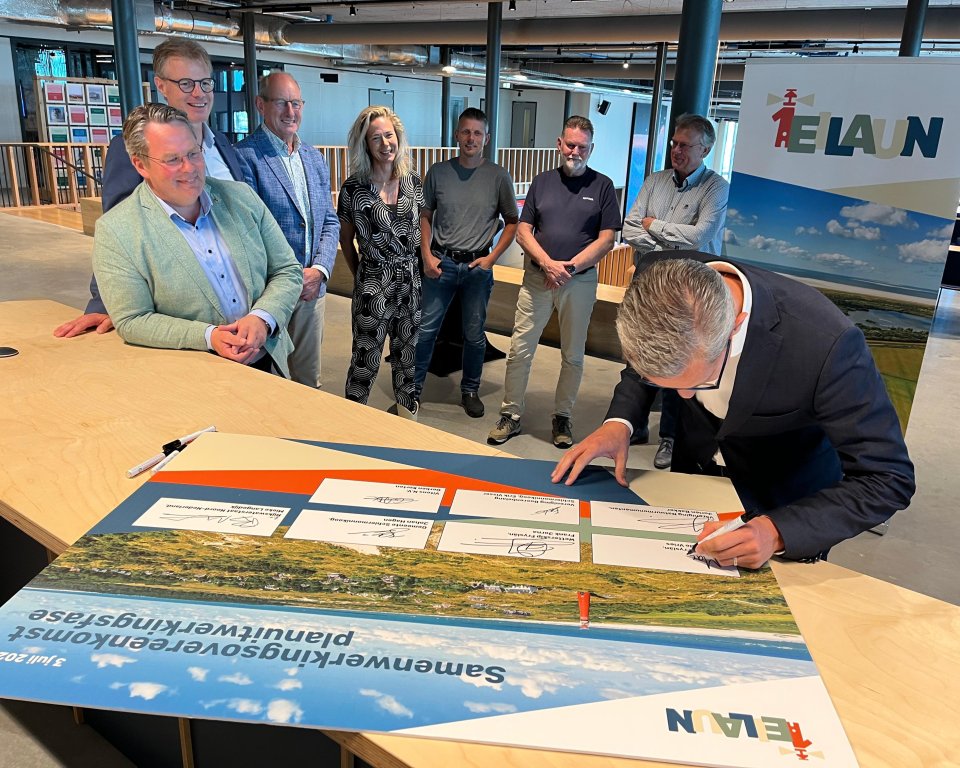 Op de foto: Matthijs de Vries (provincie Fryslân), Frank Jorna (Wetterskip Fryslân), Johan Hagen (gemeente Schiermonnikoog), Jorien Bakker (Vereniging Natuurmonumenten), Erik Visser (Vereniging Boerenbelang Schiermonnikoog), Gerben Korten (Drinkwaterbedrijf Vitens N.V.), René Breukel (Rijkswaterstaat Noord-Nederland), Klaas Fokkinga ( Nationaal Park Schiermonnikoog). 