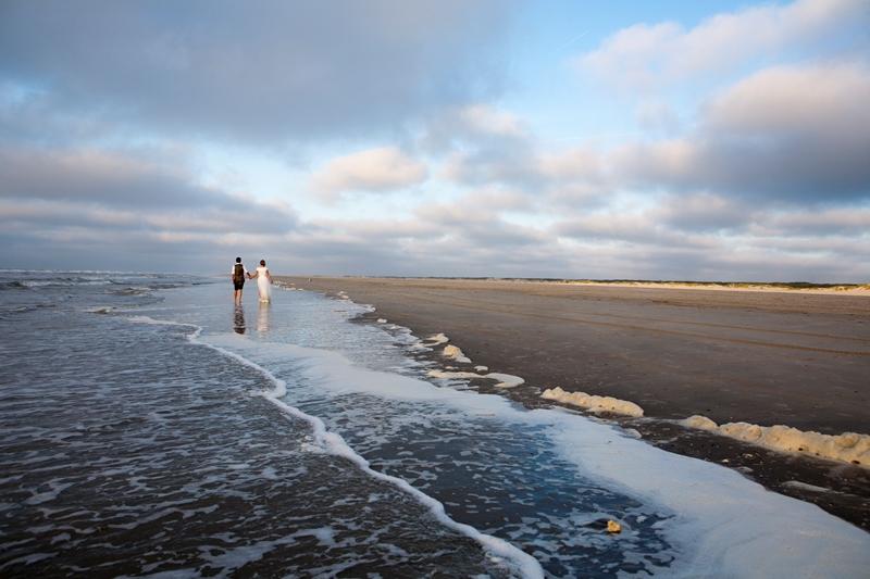 Bruidspaar op strand