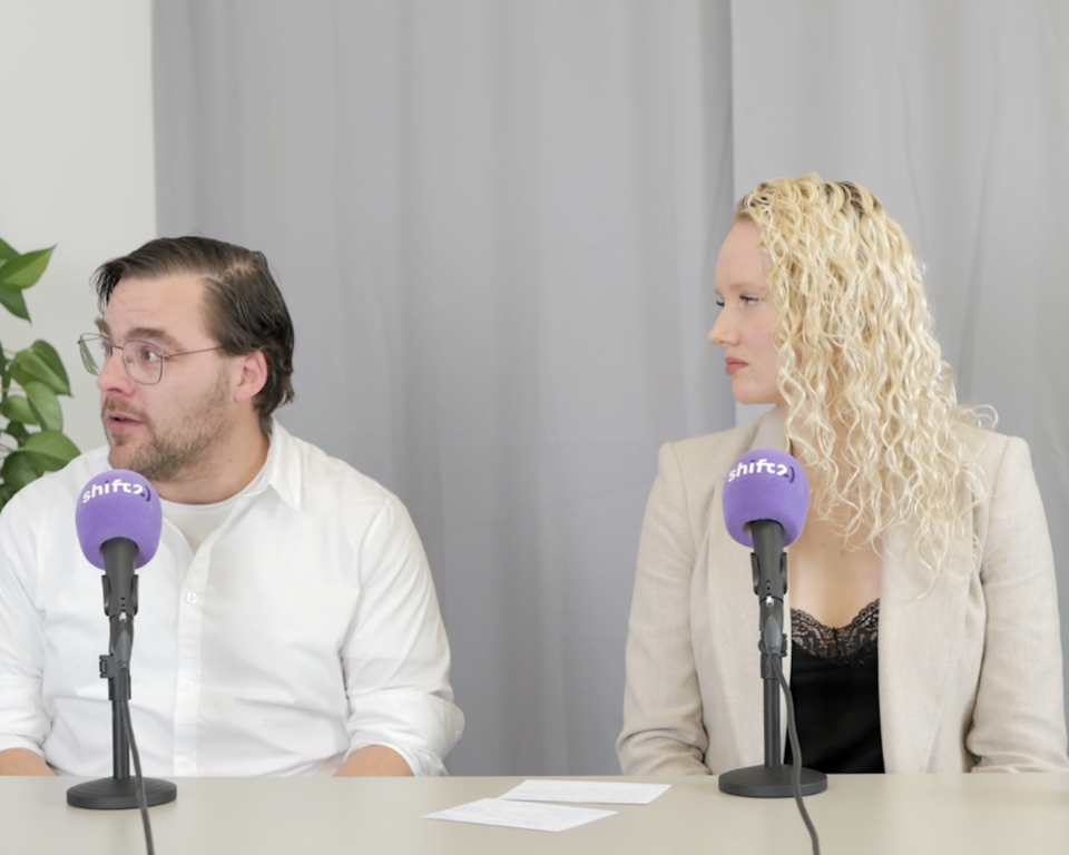 Konsultant Nick en haadkonsultant Sharina tidens podcast-opname