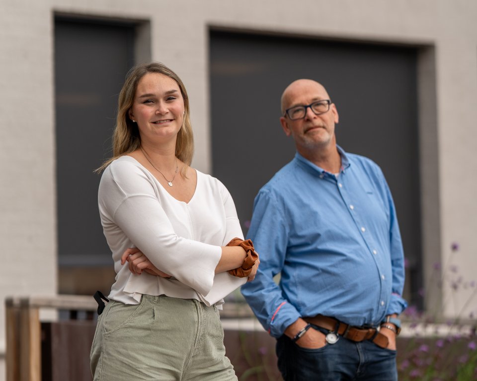 Foto Pierette Wouters met juridisch controller, Henk Keijsers