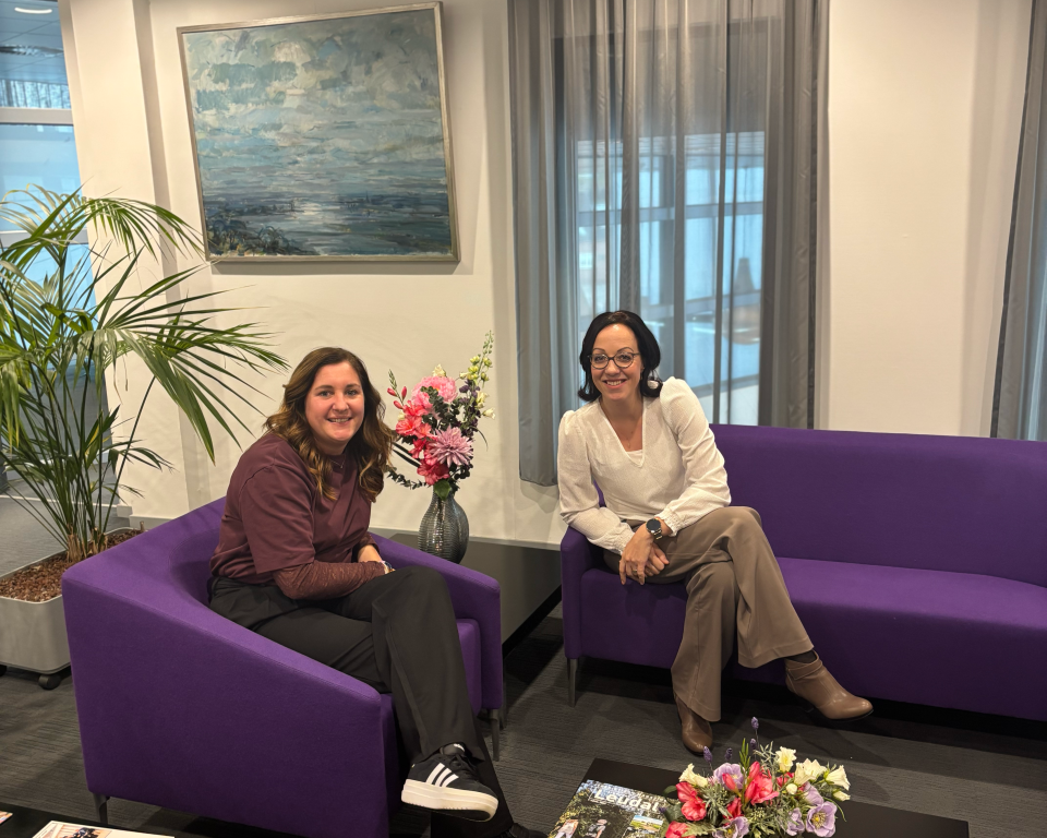 Lisanne and Fenny on the couch