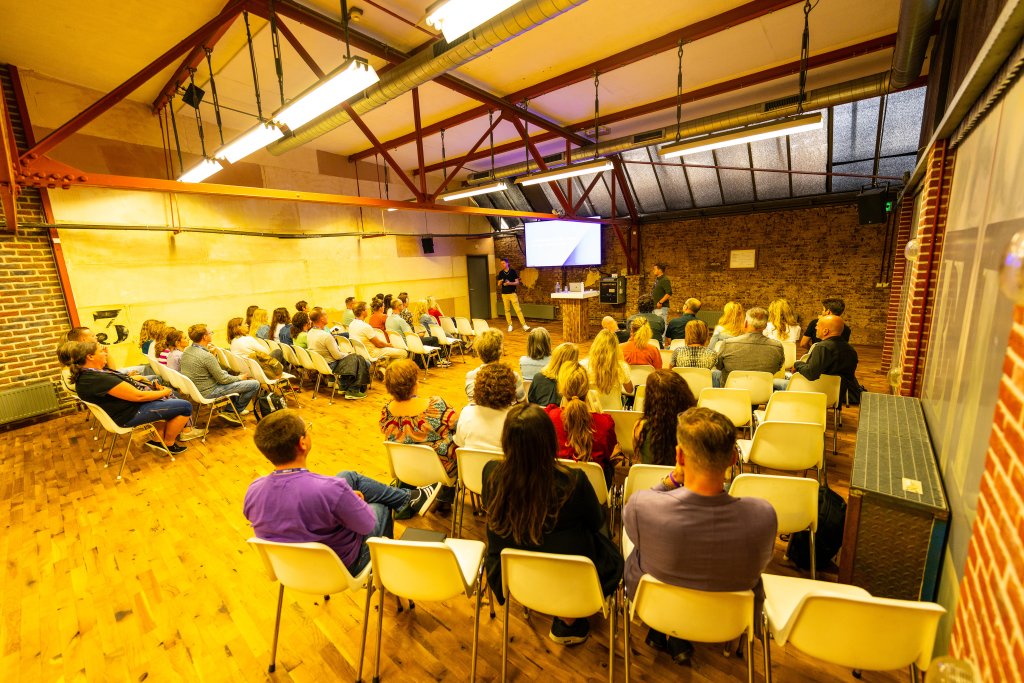 Subsession room with participants and presenter Marc van Tintelen of Shift2