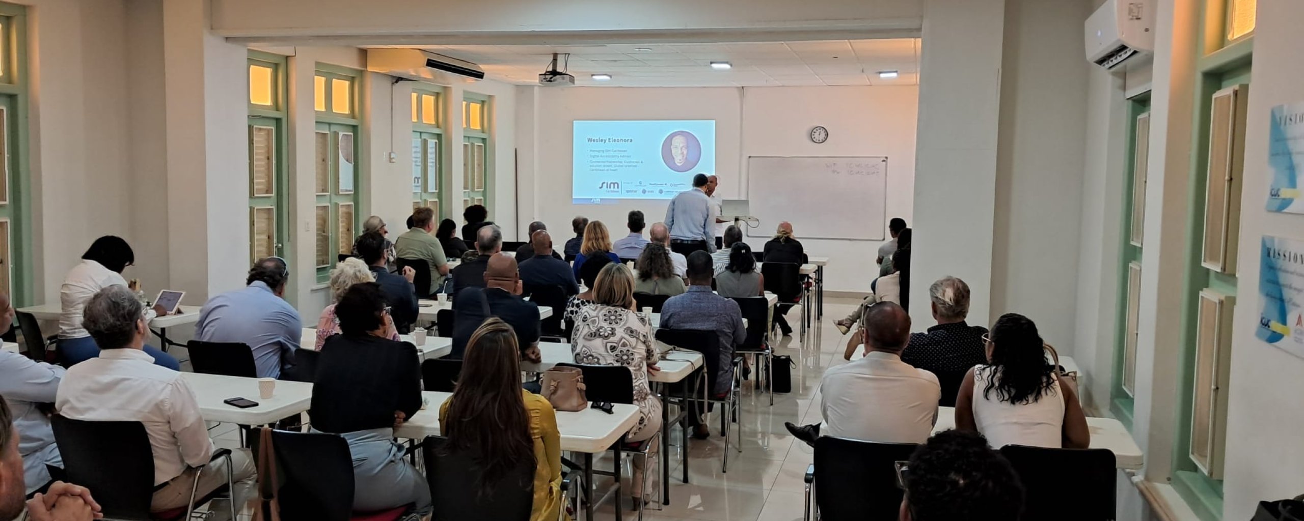 Full room with attendees of the informative session