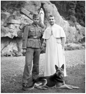 Pater Werner Richartz (35) afgebeeld met een legerofficier en herdershond.