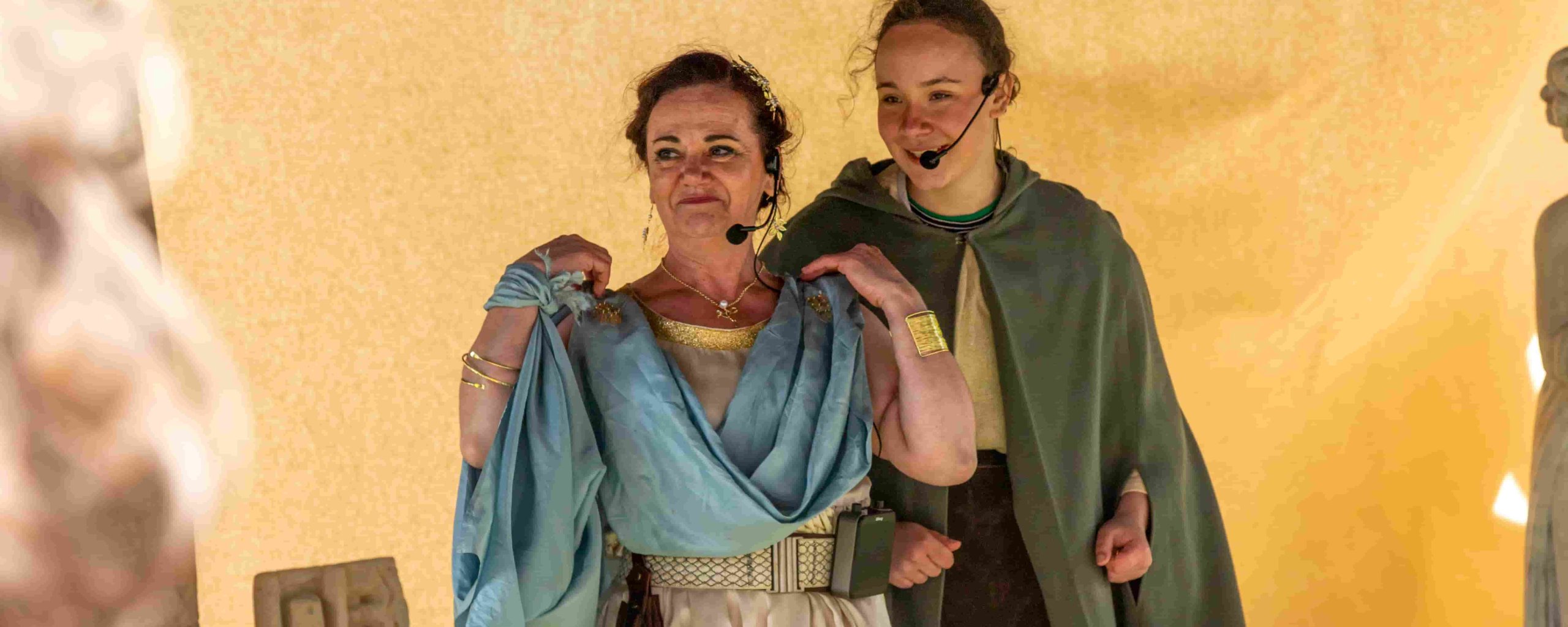 Twee vrouwelijke acteurs in een scene tijdens het Archeofestival