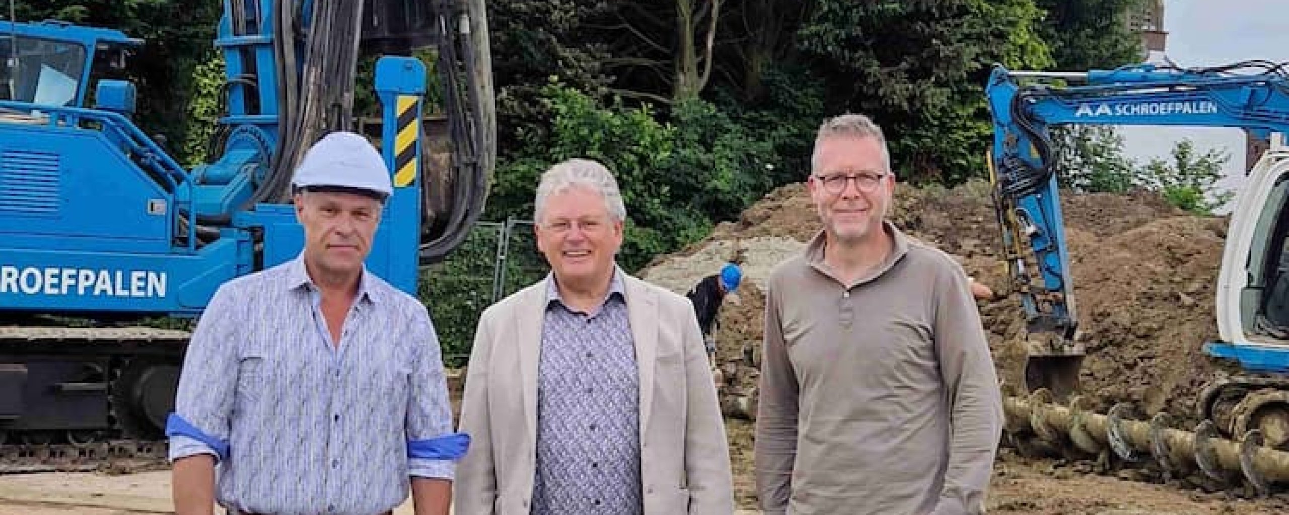 Afbeelding van de heren F. van der Velde (projectleider Habenu - van de Kreeke), wethouder W. Schleijpen en R. Hounjet (projectleider Krijtland Wonen)