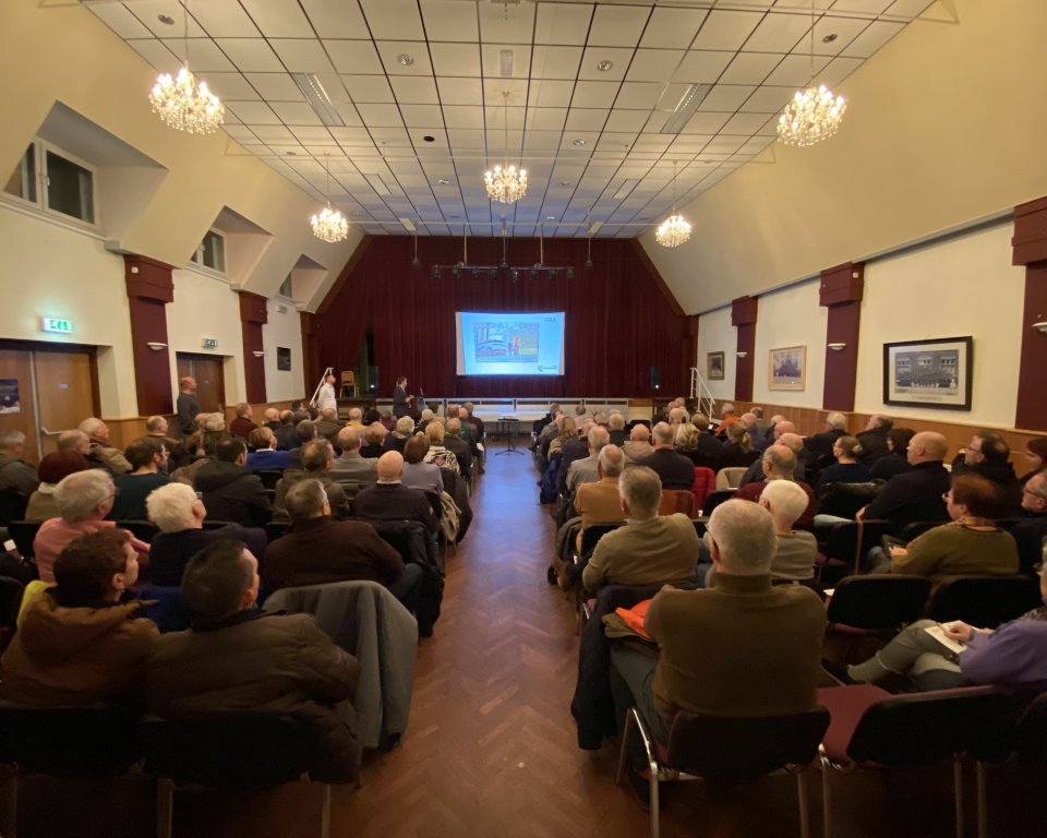 Afbeelding inwoners in de Harmoniezaal Bocholtz tijdens presentatie afkoppelen regenwater