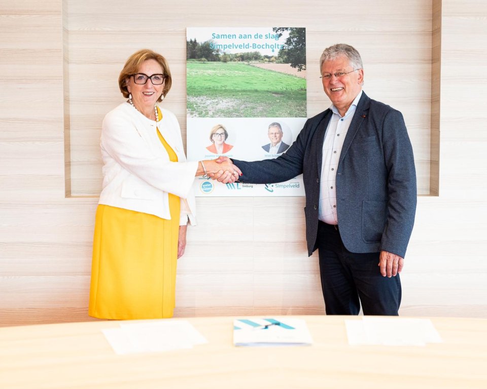 Josette van Wersch en Wiel Schleijpen schudden elkaar de hand