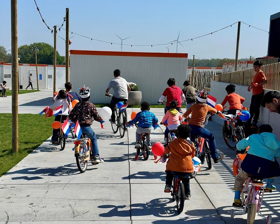 Kinderen van TGO op kinderfietsen