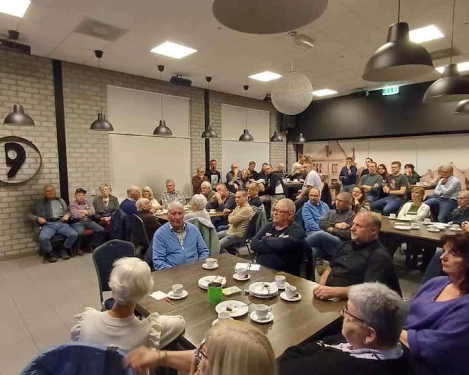 Afbeelding van presentatie wethouder Spirk met bewoners de baan